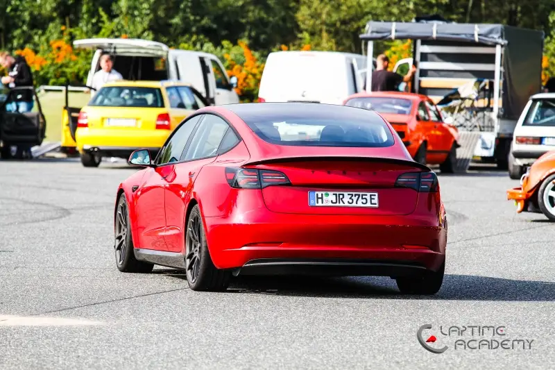 Rotes Tesla Model 3 Performance „Red Devil“ im Fahrerlager, Heckansicht, Papenburg, 2. September 2023.