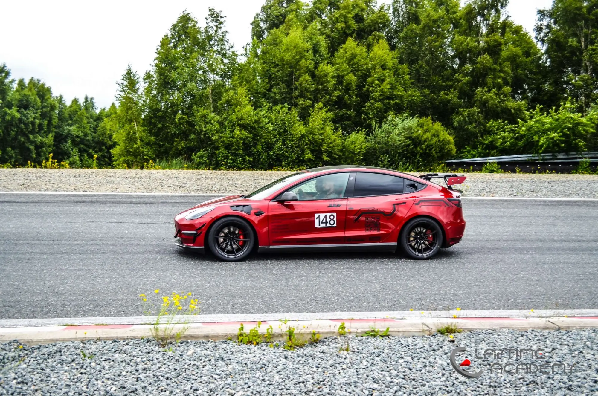 Rotes Tesla Model 3 Performance „Red Devil“ auf der Rennstrecke, Papenburg, 28. Juni 2025.