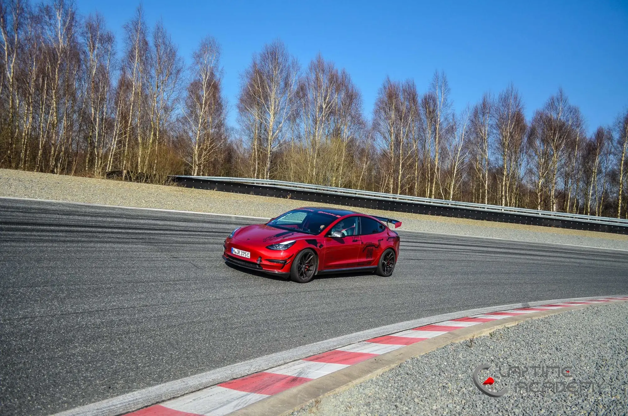 Rotes Tesla Model 3 Performance „Red Devil“ auf der Rennstrecke, Papenburg, 22. März 2025.
