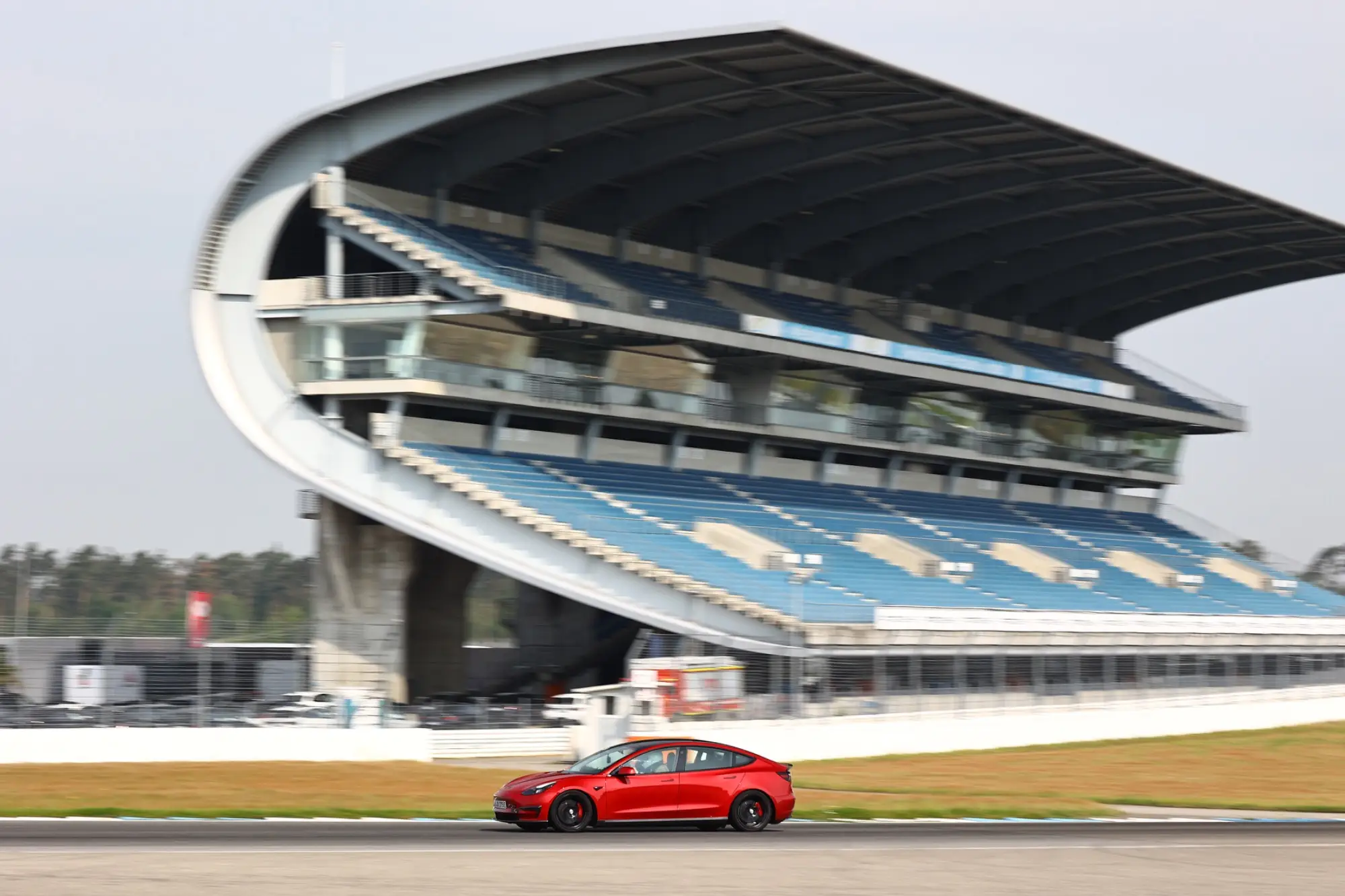 Rotes Tesla Model 3 auf der Rennstrecke, Hockenheimring, 22. Mai 2023.