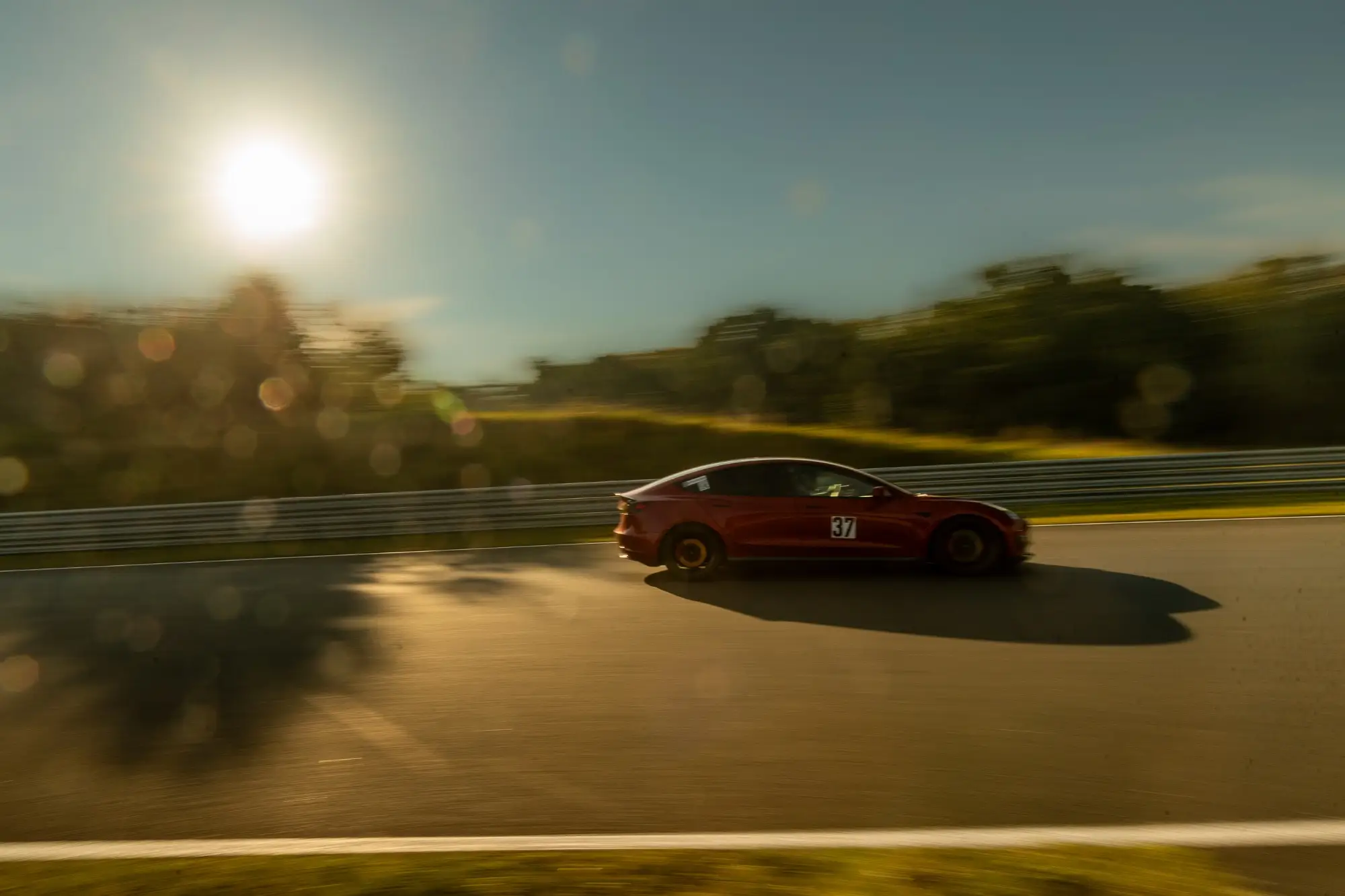 Tesla Model 3 auf der Rennstrecke, Bilster Berg, 22. September 2024.