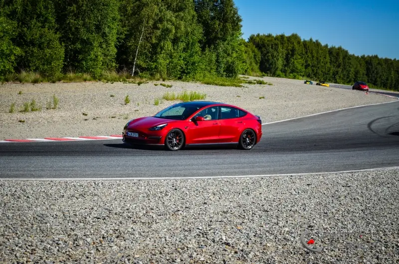 Tesla Model 3 auf der Rennstrecke, Papenburg, 10. Juni 2023.