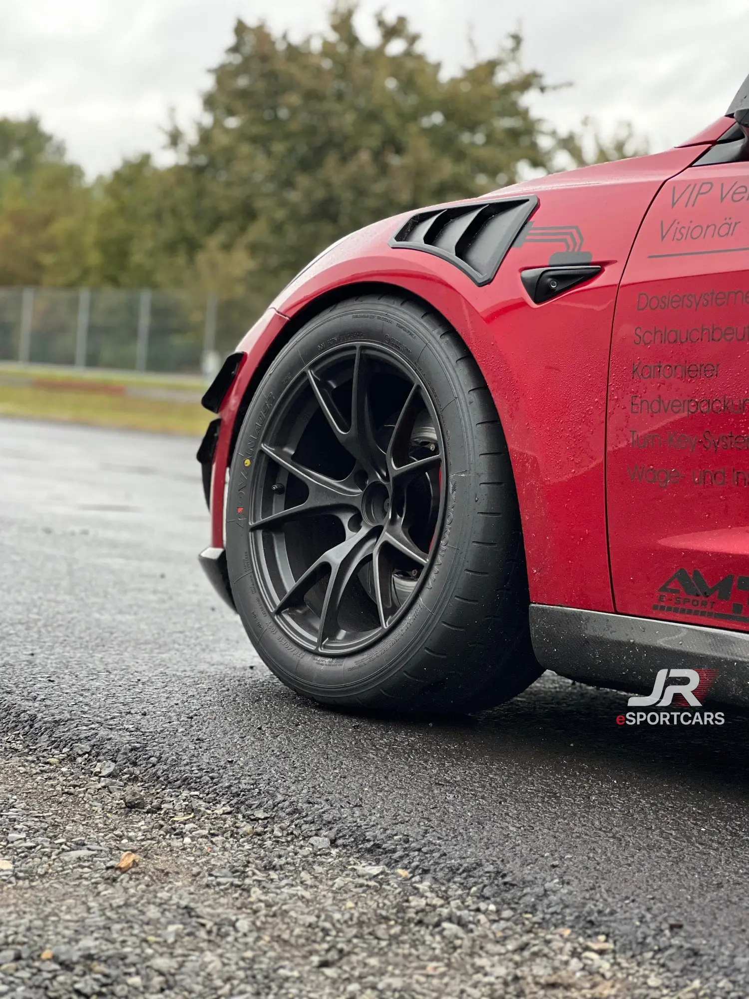 Rotes Tesla Model 3 Performance „Red Devil“ auf der Rennstrecke, Spreewaldring, 4. Oktober 2025.