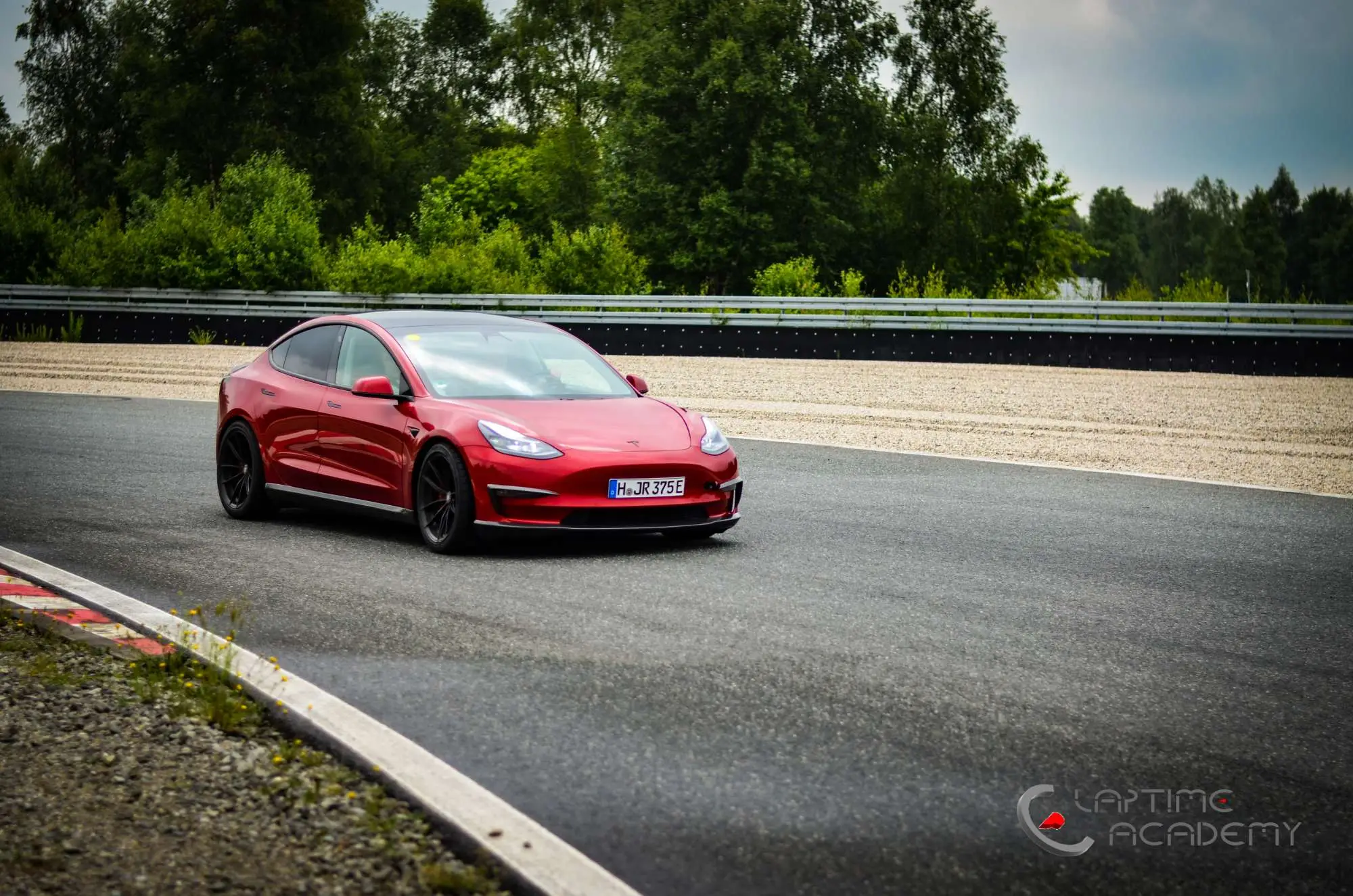 Rotes Tesla Model 3 Performance „Red Devil“ auf der Rennstrecke, Papenburg, 25. Mai 2024.