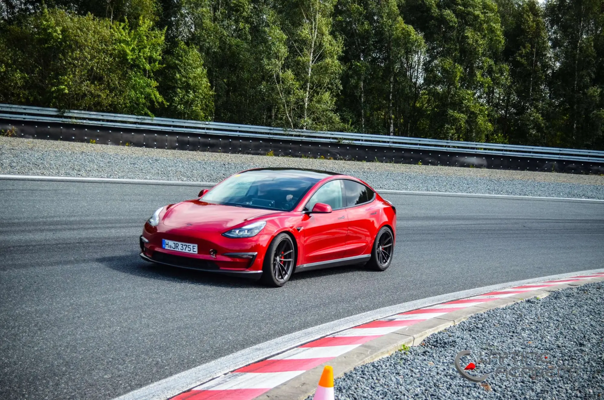 Rotes Tesla Model 3 Performance „Red Devil“ auf der Rennstrecke, Papenburg, 24. August 2024.