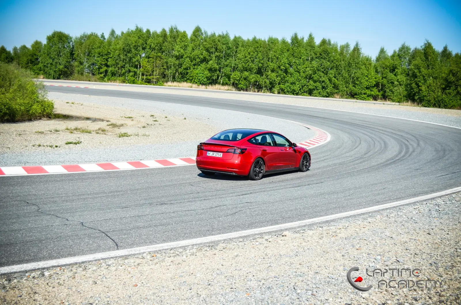 Rotes Tesla Model 3 auf der Rennstrecke, Papenburg, 13. Mai 2023.