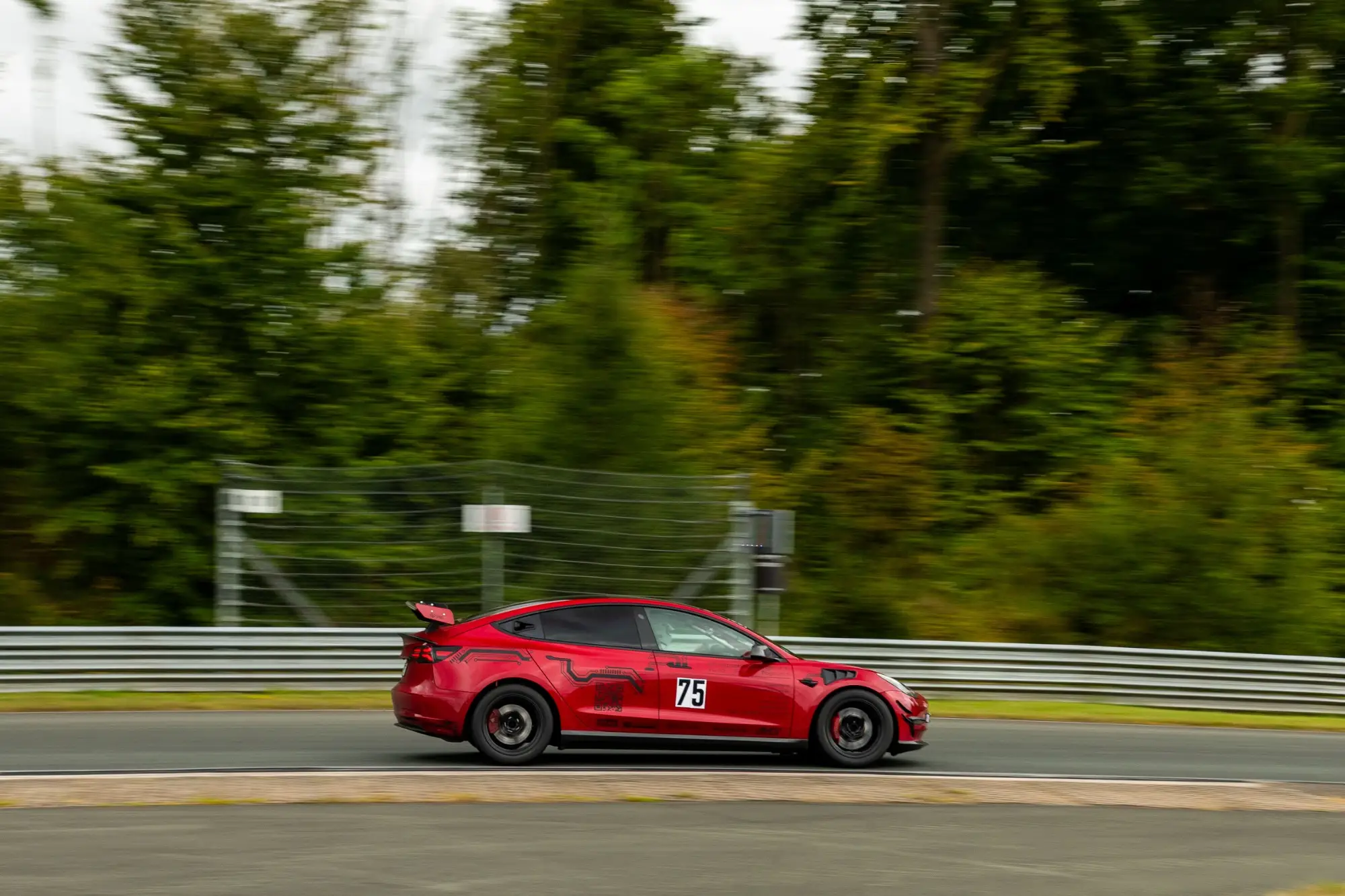 Rotes Tesla Model 3 Performance „Red Devil“ auf der Rennstrecke, Bilster Berg, 30. August 2025.