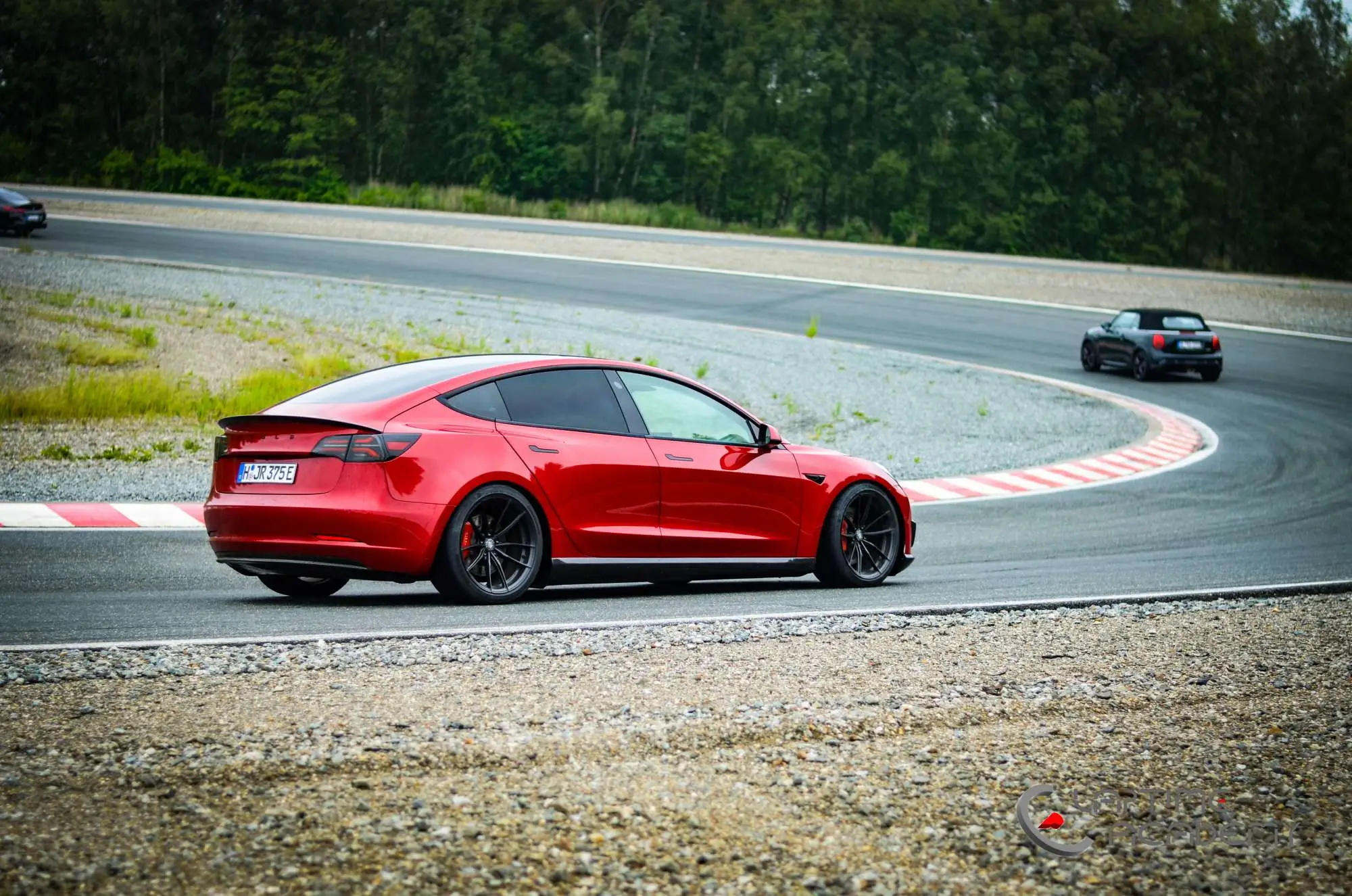 Rotes Tesla Model 3 Performance „Red Devil“ auf der Rennstrecke, Papenburg, 25. Mai 2024.