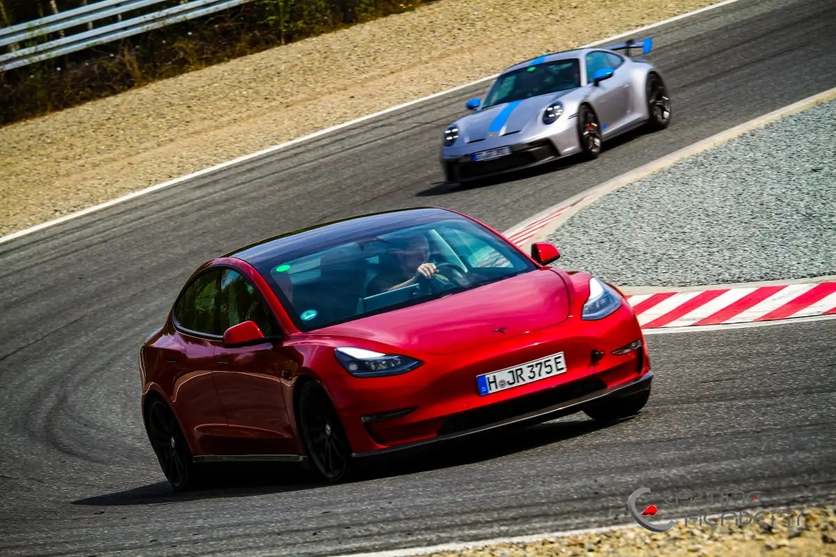 Rotes Tesla Model 3 Performance „Red Devil“ auf der Rennstrecke, Papenburg, 22. April 2023.