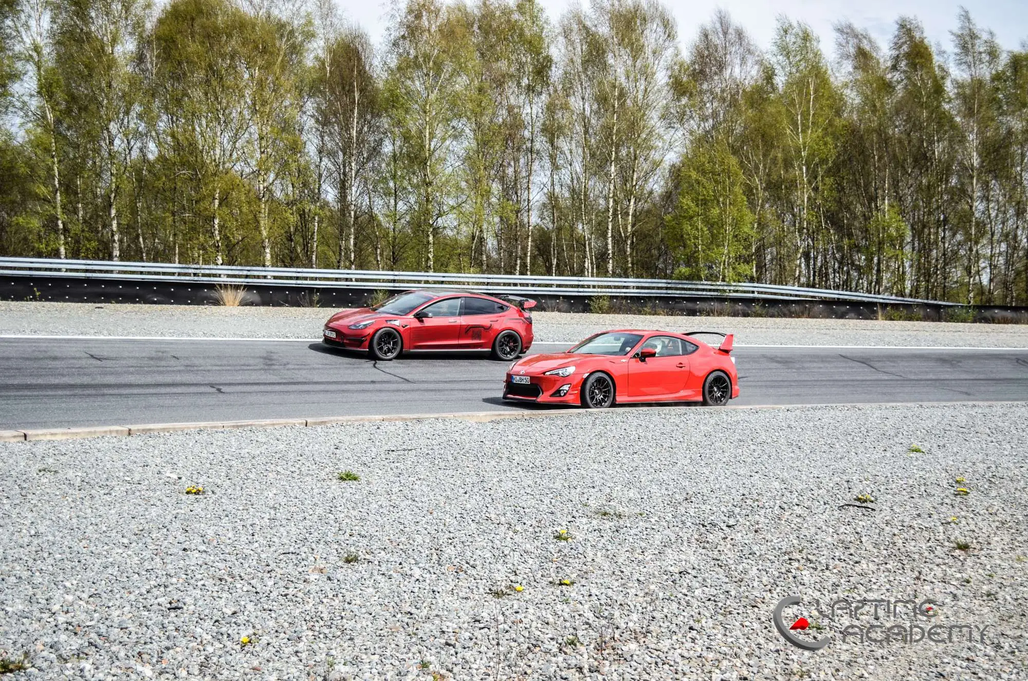 Rotes Tesla Model 3 Performance „Red Devil“ auf der Rennstrecke, Papenburg, 11. April 2026.