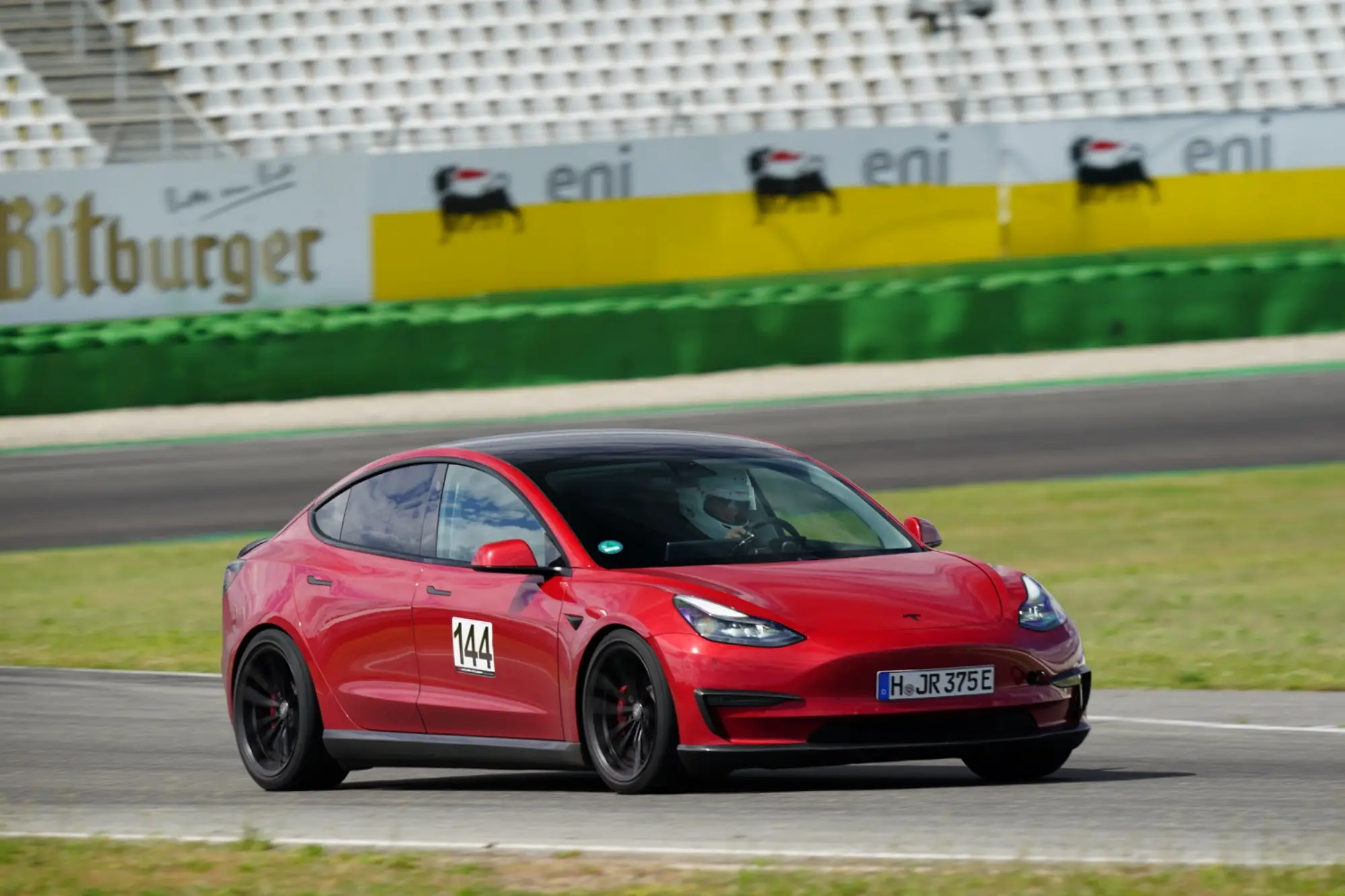 Rotes Tesla Model 3 Performance „Red Devil“ auf der Rennstrecke, Hockenheimring, 10. Juni 2024.