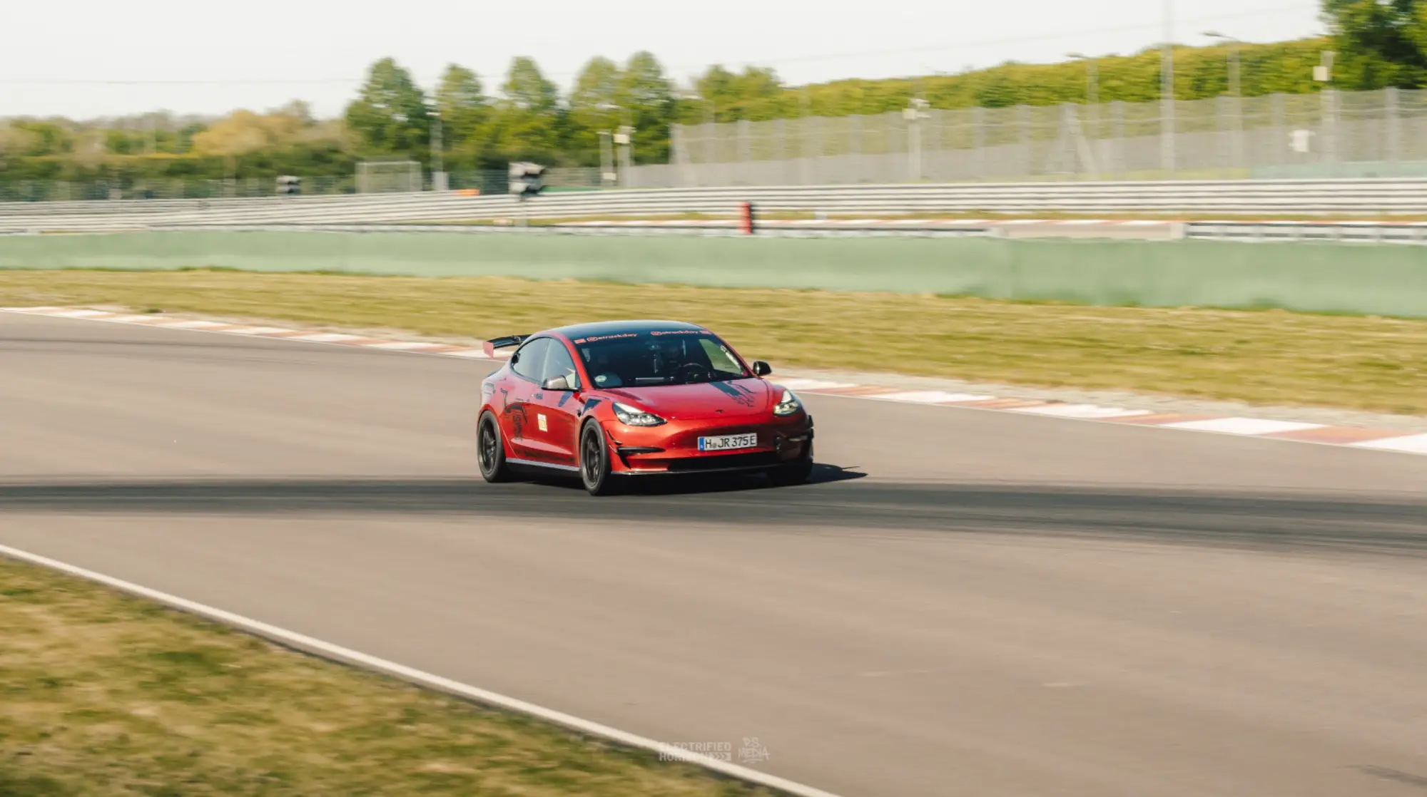 Rotes Tesla Model 3 Performance „Red Devil“ auf der Rennstrecke, Porsche Experience Center Leipzig, 2. Mai 2026.