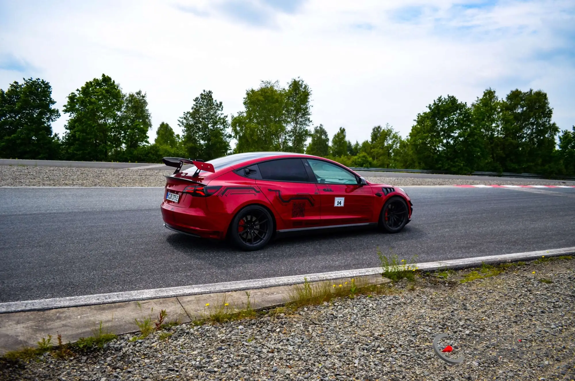 Rotes Tesla Model 3 Performance „Red Devil“ auf der Rennstrecke, Papenburg, 24. Mai 2025.