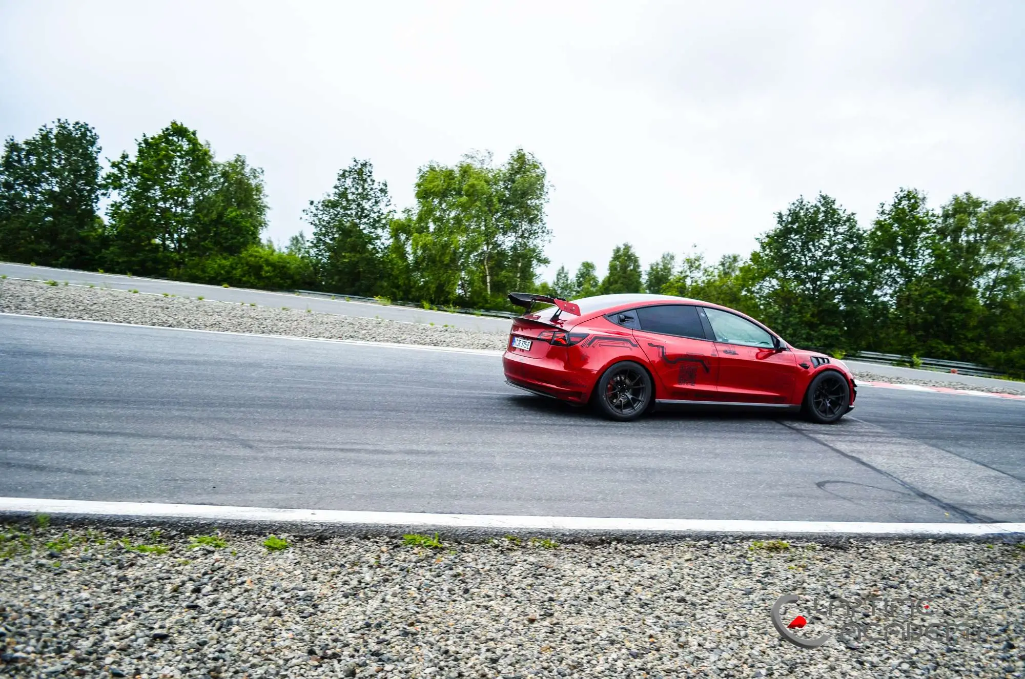 Rotes Tesla Model 3 Performance „Red Devil“ auf der Rennstrecke, Papenburg, 13. Juni 2026.