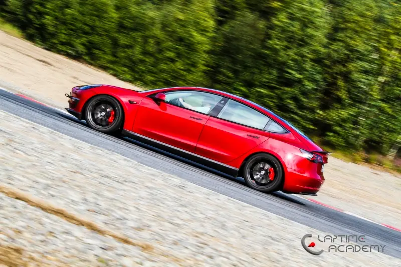 Rotes Tesla Model 3 Performance „Red Devil“ auf der Rennstrecke, Papenburg, 2. September 2023.