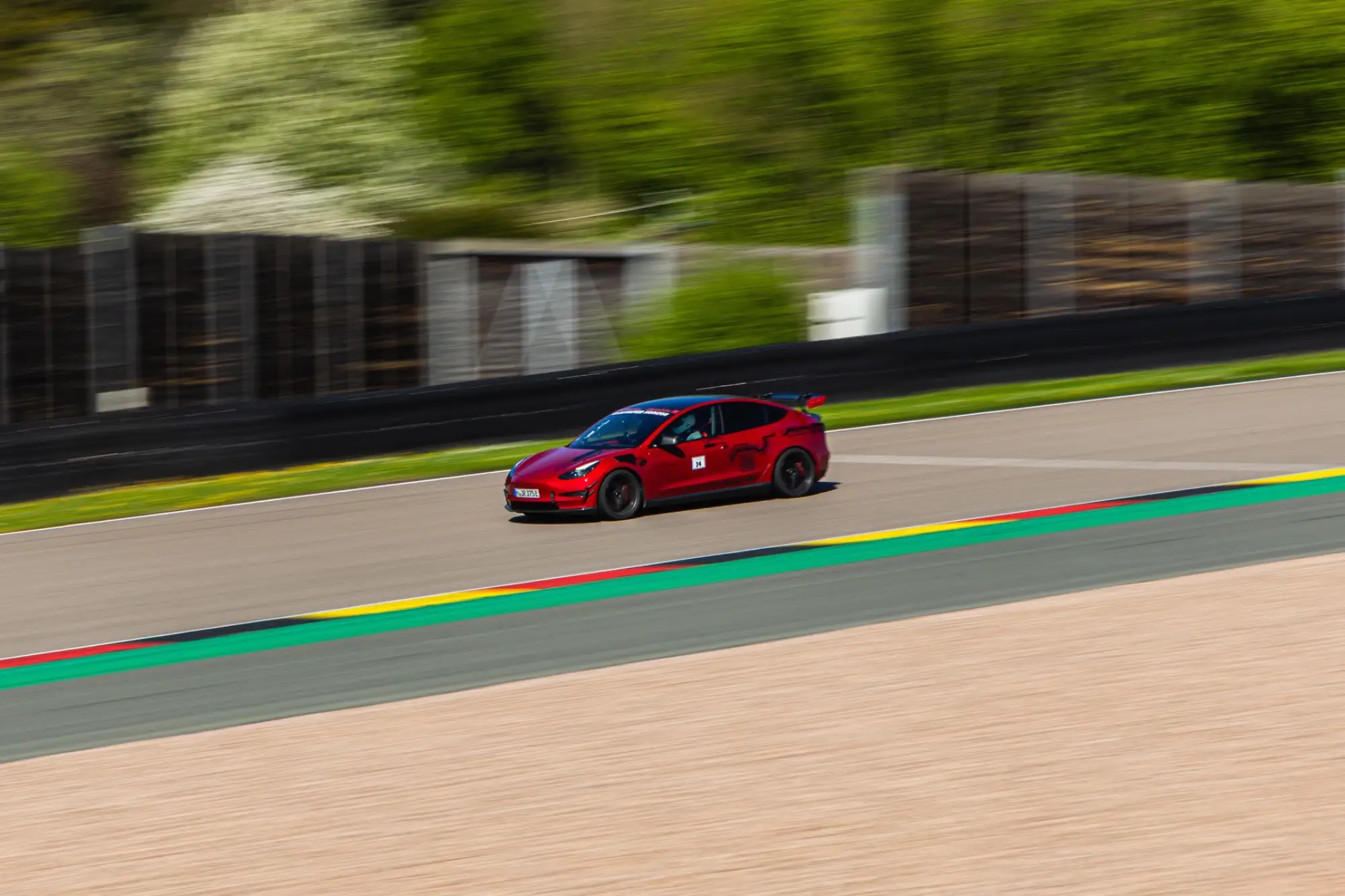 Tesla Model 3 auf der Rennstrecke, Sachsenring, 26. April 2025. Foto: Johannes Scharf.