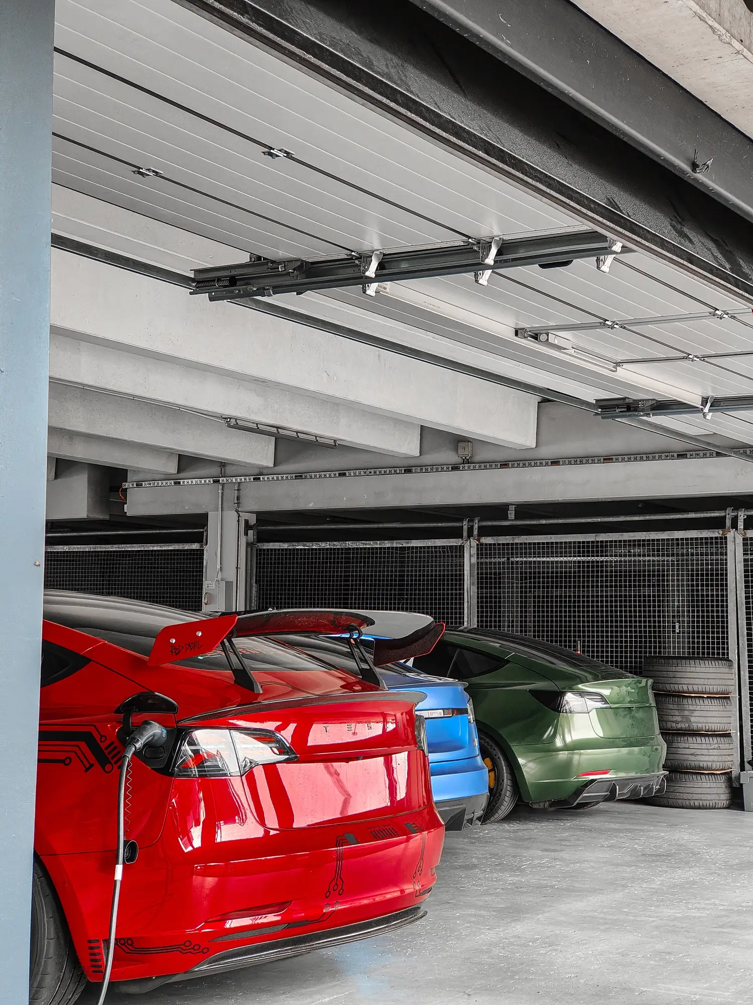 Rotes Tesla Model 3 Performance „Red Devil“ in der Box, Heck mit Flügel, Hockenheimring, 2. Juni 2025.