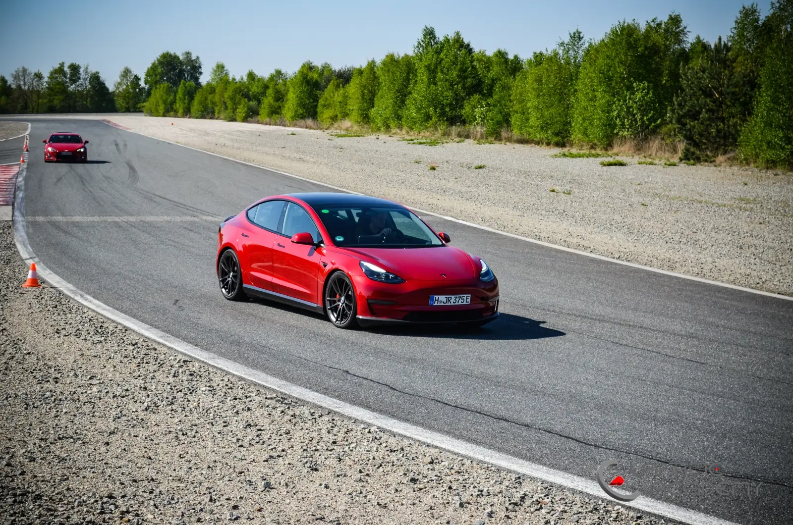 Rotes Tesla Model 3 auf der Rennstrecke, Papenburg, 13. Mai 2023.