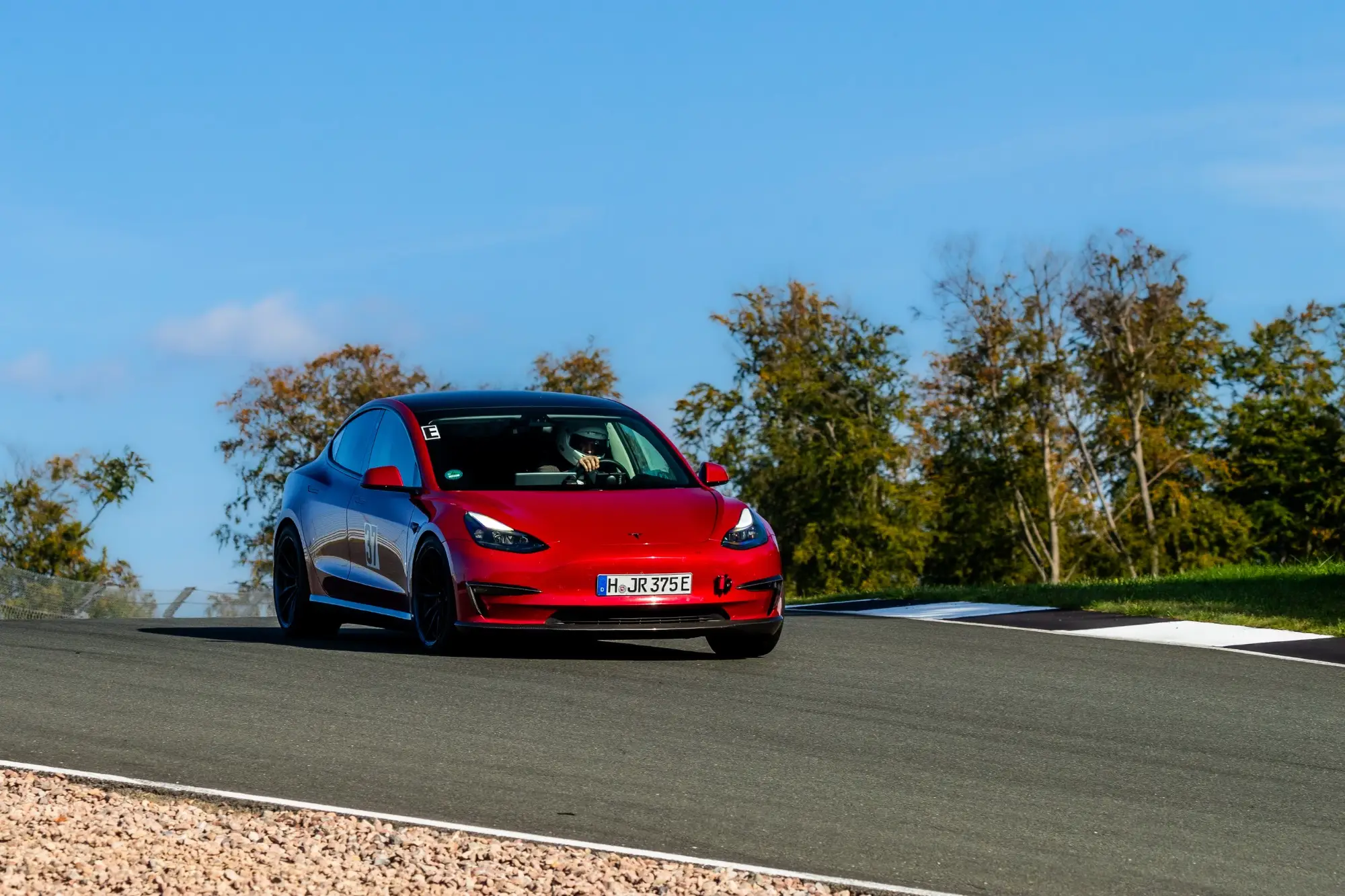 Rotes Tesla Model 3 Performance „Red Devil“ auf der Rennstrecke, Bilster Berg, 22. September 2024.