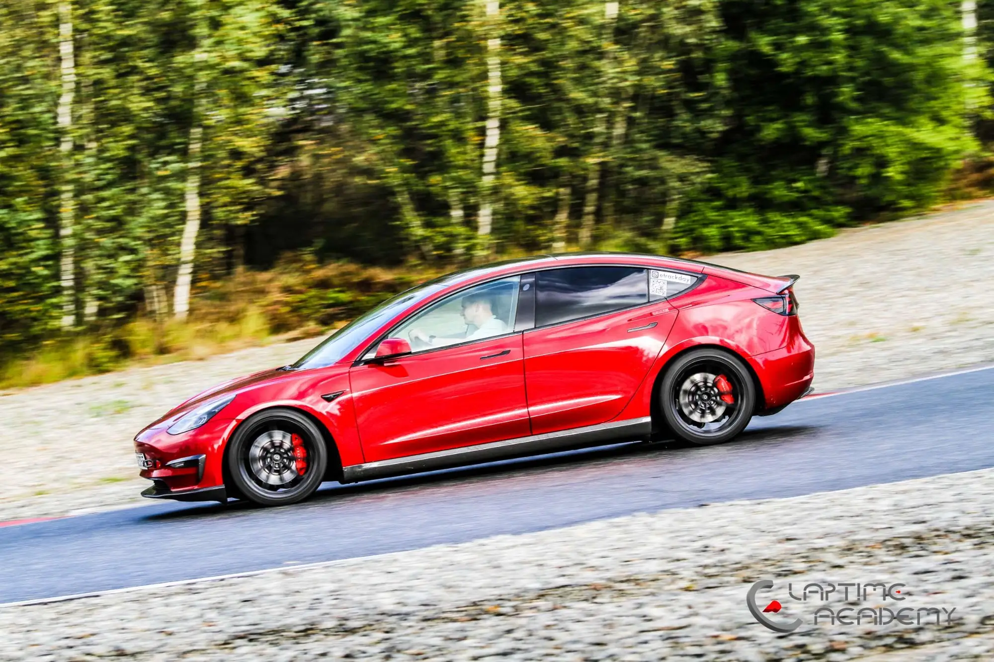 Rotes Tesla Model 3 Performance „Red Devil“ auf der Rennstrecke, Papenburg, 28. September 2024.