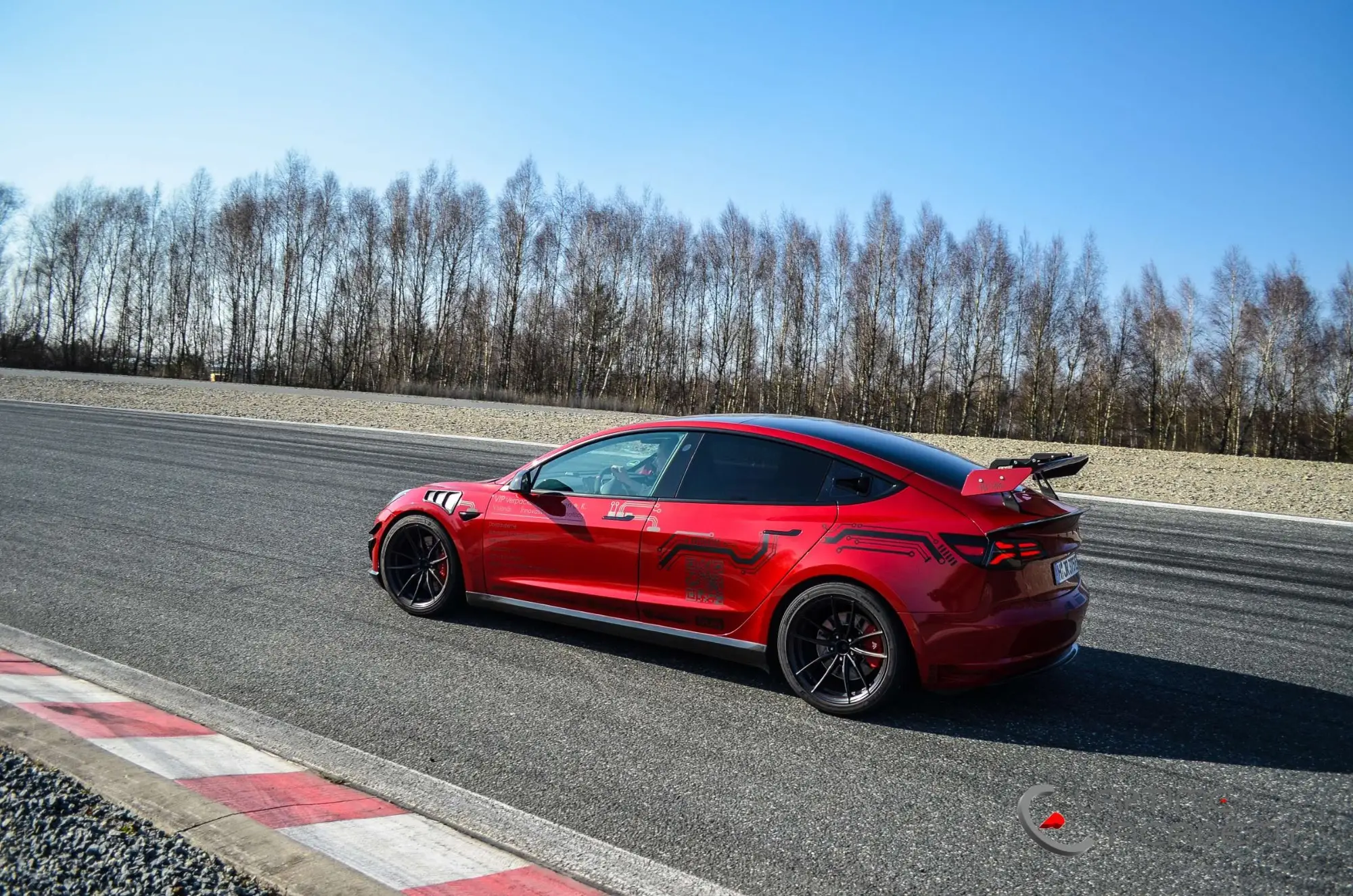 Rotes Tesla Model 3 Performance „Red Devil“ auf der Rennstrecke, Papenburg, 22. März 2025.