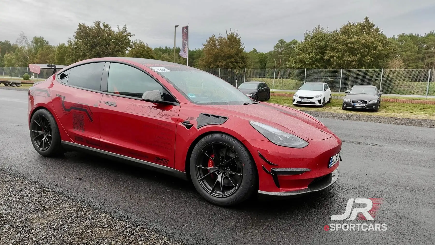 Rotes Tesla Model 3 Performance „Red Devil“, geparkt im Fahrerlager, Spreewaldring, 4. Oktober 2025.
