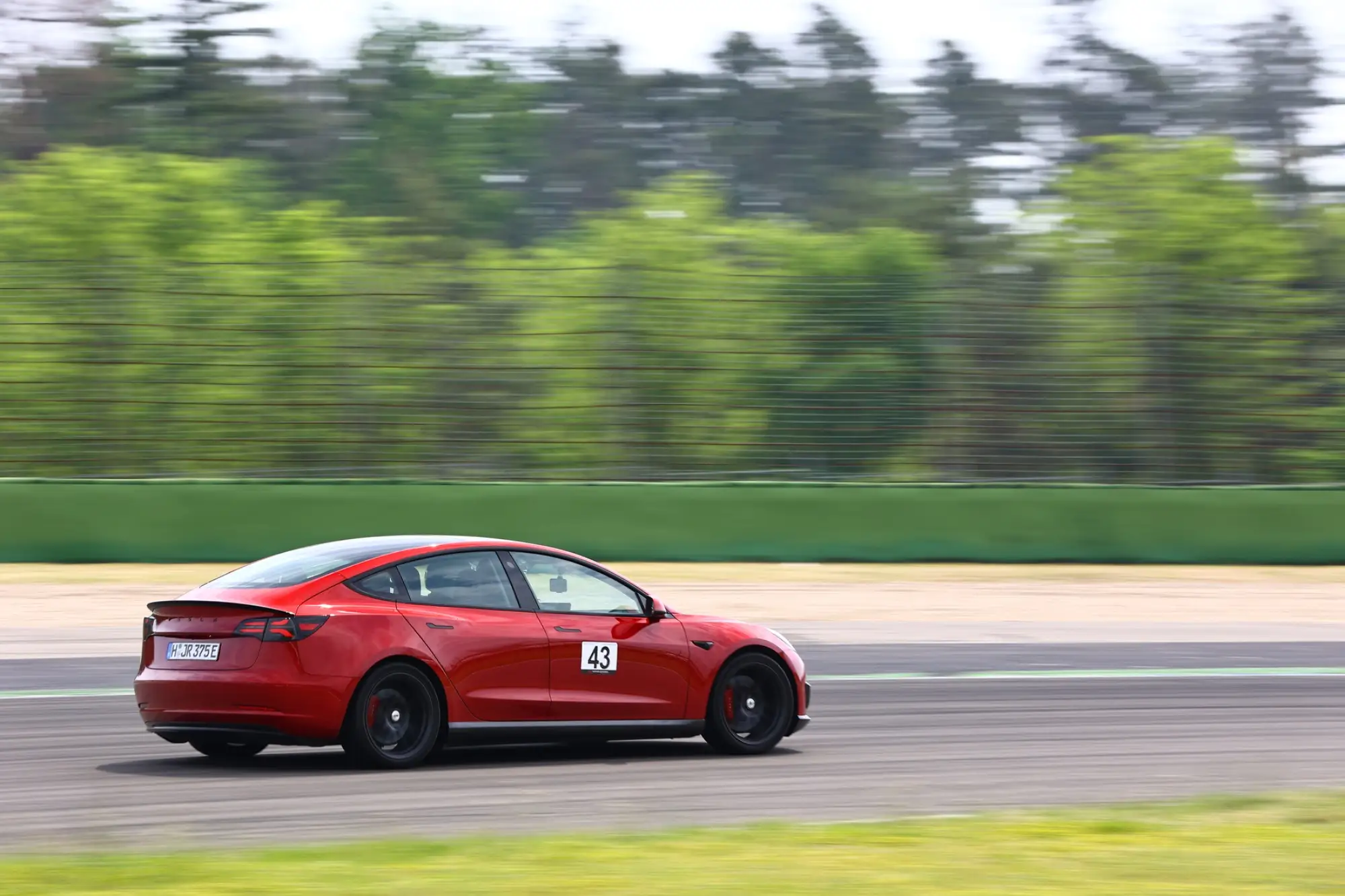 Rotes Tesla Model 3 Performance „Red Devil“ auf der Rennstrecke, Hockenheimring, 22. Mai 2023.