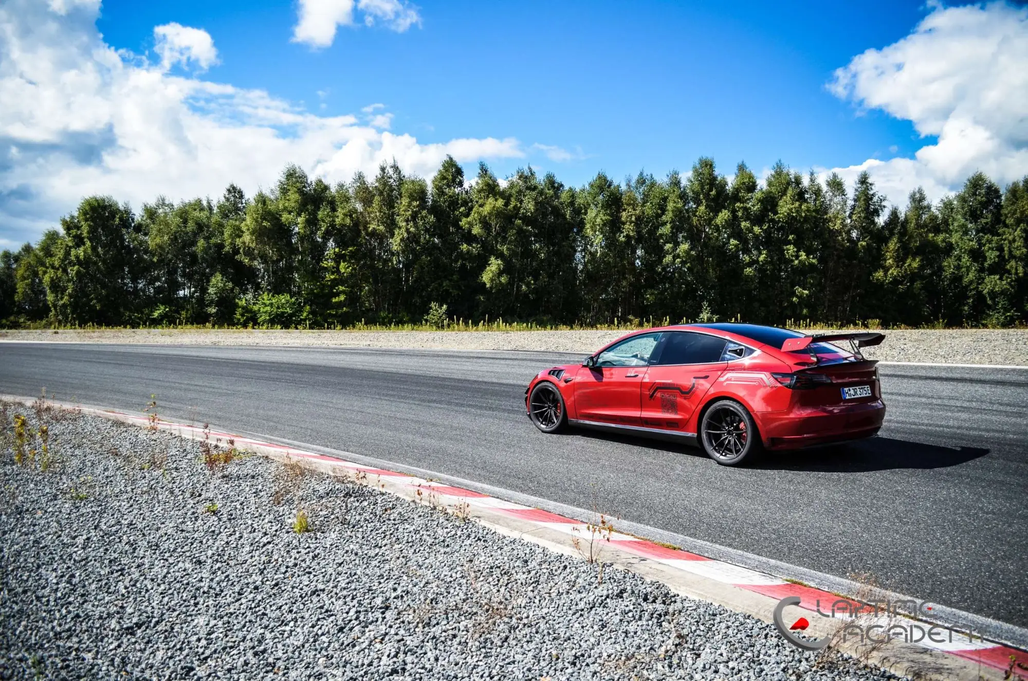 Rotes Tesla Model 3 Performance „Red Devil“ auf der Rennstrecke, Papenburg, 23. August 2025.