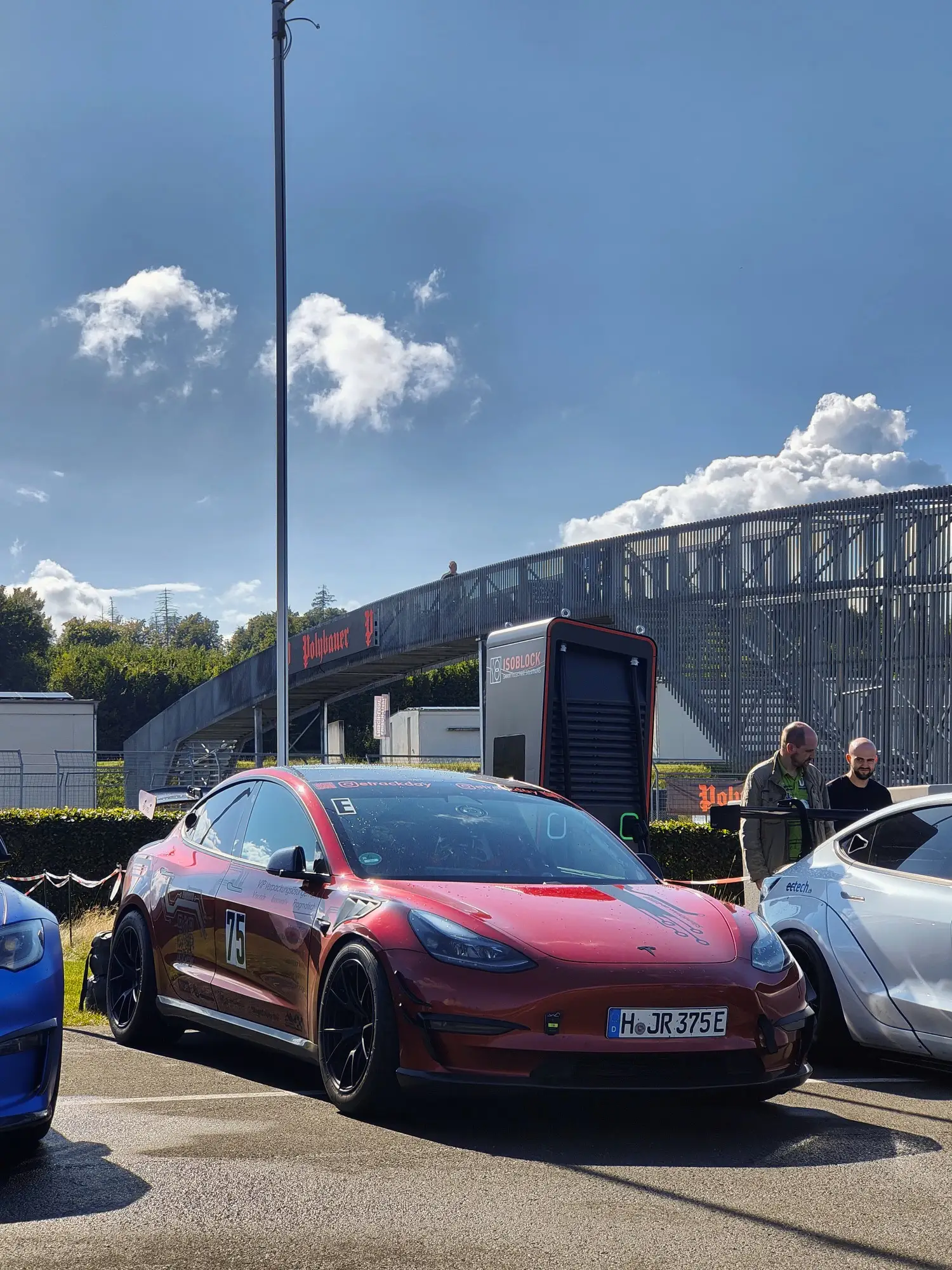 Rotes Tesla Model 3 Performance „Red Devil“, geparkt im Fahrerlager, Bilster Berg, 30. August 2025.