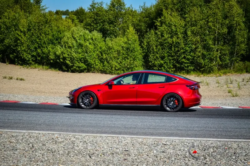 Rotes Tesla Model 3 Performance „Red Devil“ auf der Rennstrecke, Papenburg, 10. Juni 2023.