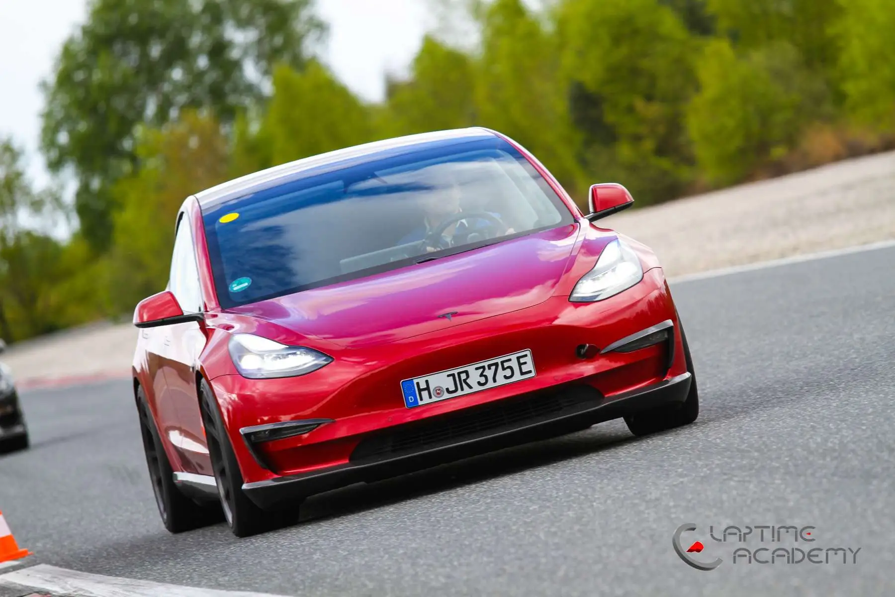 Rotes Tesla Model 3 Performance „Red Devil“ auf der Rennstrecke, Papenburg, 20. April 2024.