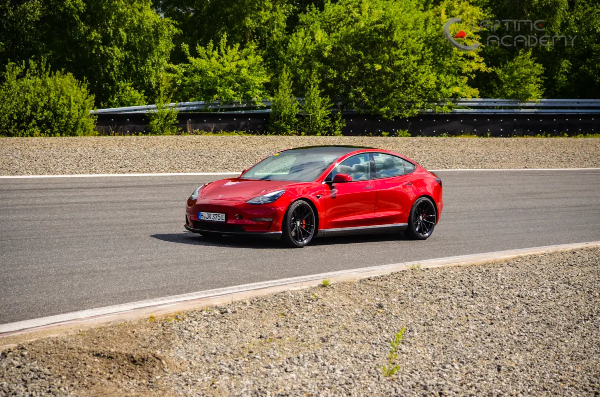 Rotes Tesla Model 3 Performance „Red Devil“ auf der Rennstrecke, Papenburg, 21. Mai 2022.